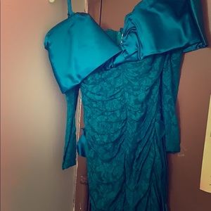 I’m selling a nice teal dress